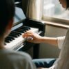 ピアノの鍵盤に手を置く子供