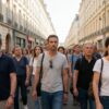 フランスの街路を歩くデモ参加者のイメージ（AI生成）