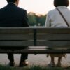 夕暮れの空きベンチ