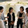 川べりで談笑する女性たち